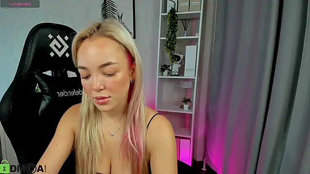 Snapshot of Christy_Little chatting on 11.17.25 Christy Little online show from 11.17.25