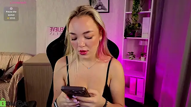 Snapshot of Christy_Little chatting on 12.02.25 Christy Little online show from 12.02.25