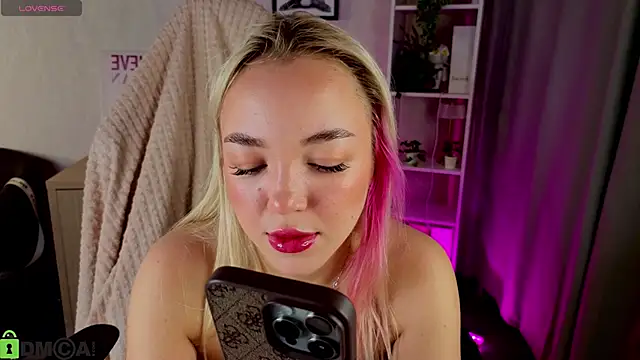 Snapshot of Christy_Little chatting on 12.05.25 Christy Little online show from 12.05.25