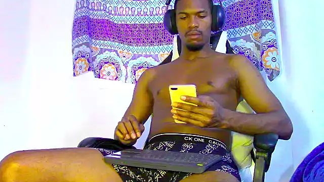 Snapshot of Amir_mikelsen chatting on 09.18.25 Amir mikelsen online show from 09.18.25