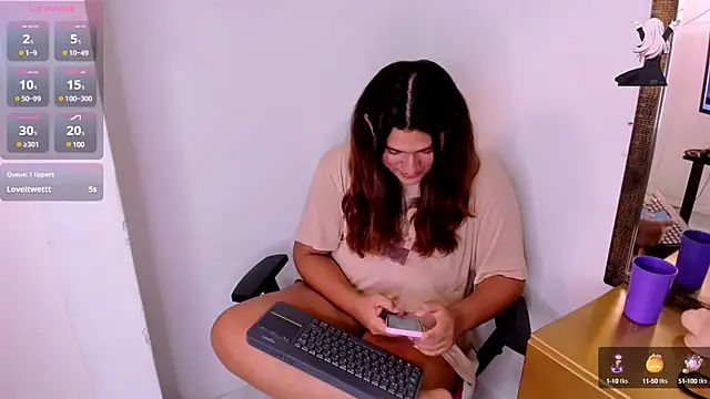 Snapshot of Valery_Maravilla_ chatting on 12.14.24 Valery Maravilla online show from 12.14.24