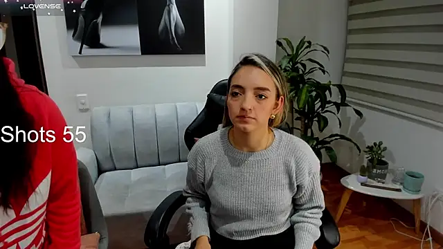 Snapshot of Emmy_petit chatting on 03.11.25 Emmy petit online show from 03.11.25