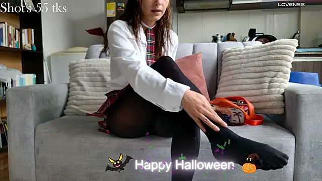 Snapshot of Emmy_petit chatting on 10.31.25 Emmy petit online show from 10.31.25