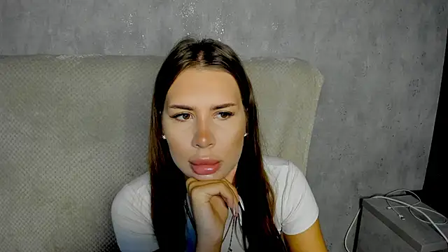 Snapshot of SuraMune chatting on 10.23.25 SuraMune online show from 10.23.25