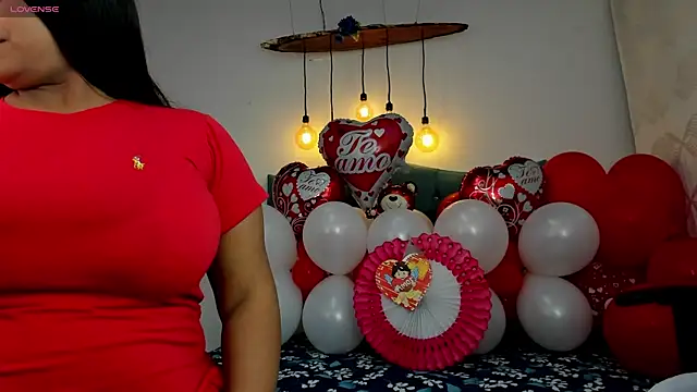 Any topless online show from 02.11.25