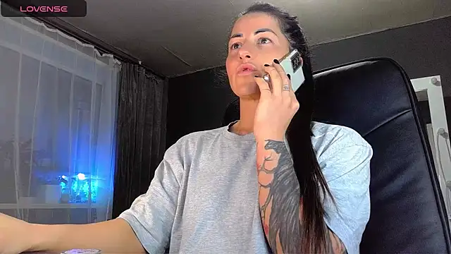 Snapshot of Aria_Dl chatting on 01.28.25 Aria Dl online show from 01.28.25