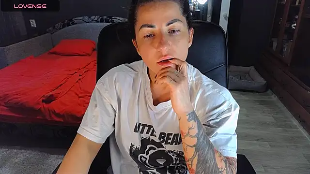 Snapshot of Aria_Dl chatting on 10.13.25 Aria Dl online show from 10.13.25