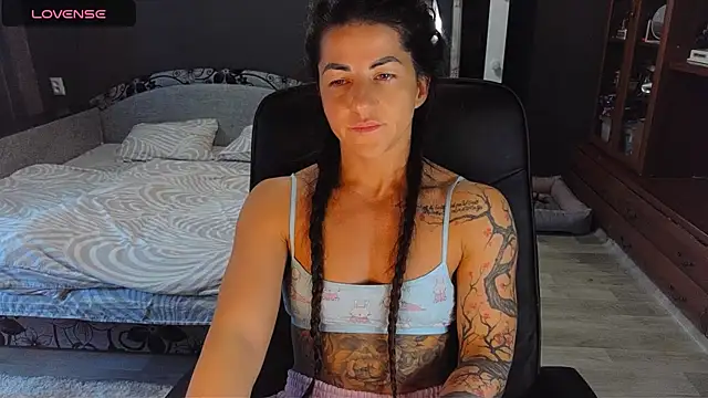 Snapshot of Aria_Dl chatting on 10.20.25 Aria Dl online show from 10.20.25