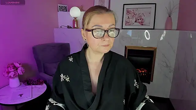 AlexandraKind online show from 02.04.25