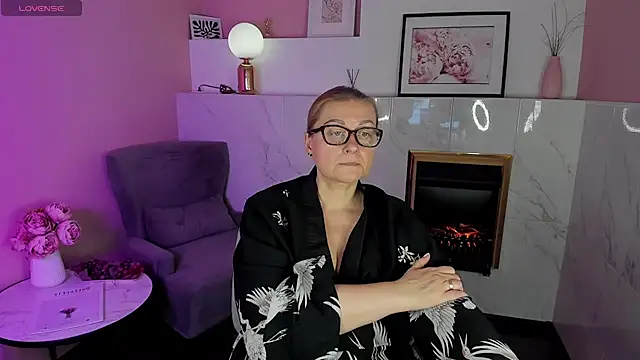 AlexandraKind online show from 02.04.25