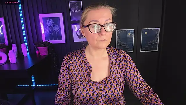 AlexandraKind online show from 02.21.25