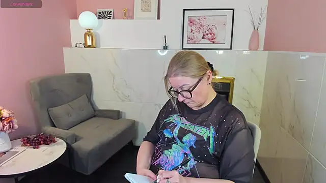 AlexandraKind online show from 02.27.25