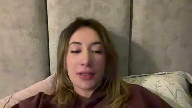 Snapshot of Gabby_cruz_ chatting on 12.04.24 Gabby cruz online show from 12.04.24