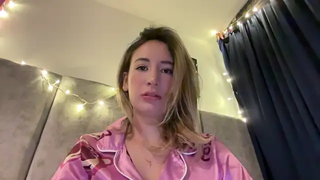 Snapshot of Gabby_cruz_ chatting on 12.06.24 Gabby cruz online show from 12.06.24