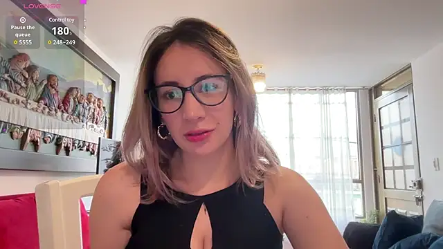 Snapshot of Gabby_cruz_ chatting on 12.12.24 Gabby cruz online show from 12.12.24