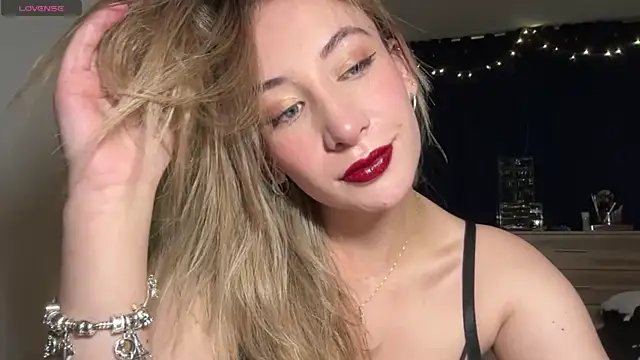 Snapshot of Gabby_cruz_ chatting on 01.18.25 Gabby cruz online show from 01.18.25