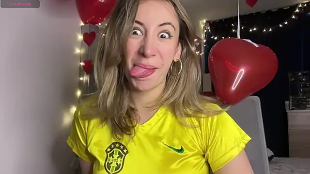 Snapshot of Gabby_cruz_ chatting on 02.15.25 Gabby cruz online show from 02.15.25