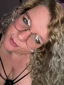 Snapshot of CurvyAnonymousGirl89 chatting on 02.13.25 CurvyAnonymousGirl89 online show from 02.13.25