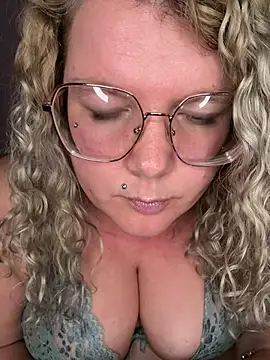 Snapshot of CurvyAnonymousGirl89 chatting on 02.16.25 CurvyAnonymousGirl89 online show from 02.16.25