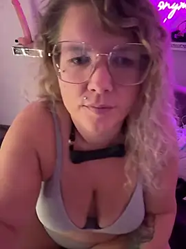 Snapshot of CurvyAnonymousGirl89 chatting on 09.13.25 CurvyAnonymousGirl89 online show from 09.13.25