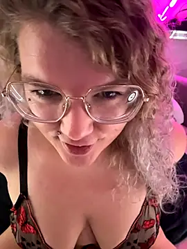 Snapshot of CurvyAnonymousGirl89 chatting on 11.08.25 CurvyAnonymousGirl89 online show from 11.08.25