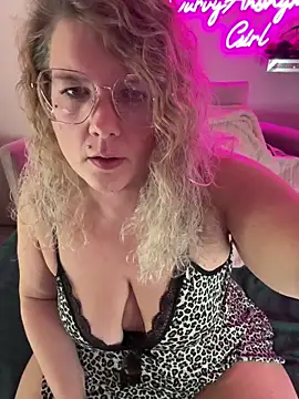 Snapshot of CurvyAnonymousGirl89 chatting on 11.13.25 CurvyAnonymousGirl89 online show from 11.13.25