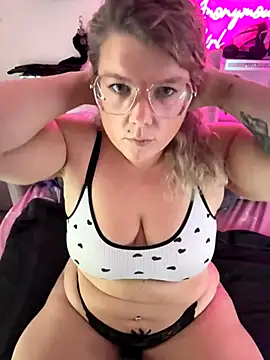 Snapshot of CurvyAnonymousGirl89 chatting on 11.17.25 CurvyAnonymousGirl89 online show from 11.17.25