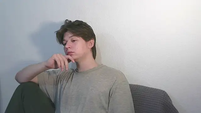 Snapshot of W_N_G_S chatting on 09.08.25 W N G S online show from 09.08.25