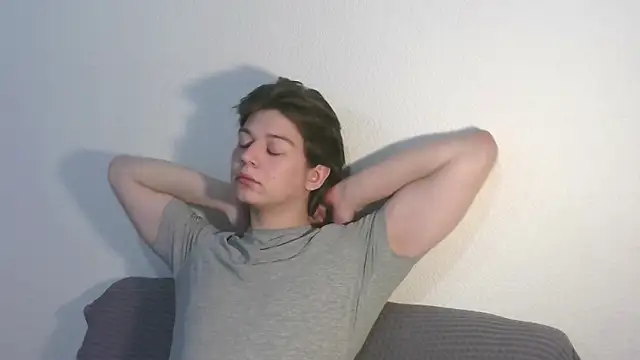 Snapshot of W_N_G_S chatting on 09.11.25 W N G S online show from 09.11.25