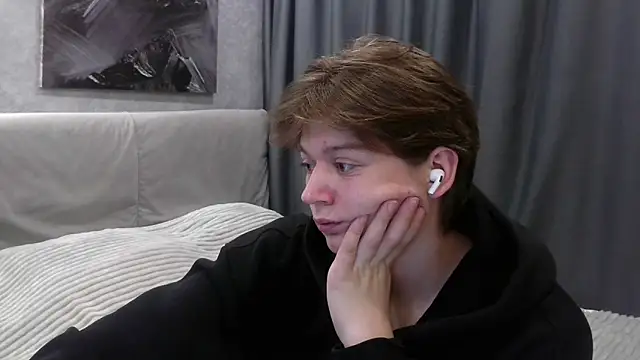 Snapshot of W_N_G_S chatting on 09.23.25 W N G S online show from 09.23.25