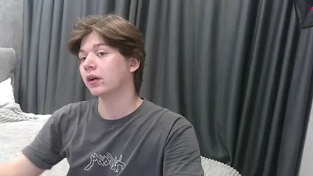 Snapshot of W_N_G_S chatting on 09.26.25 W N G S online show from 09.26.25