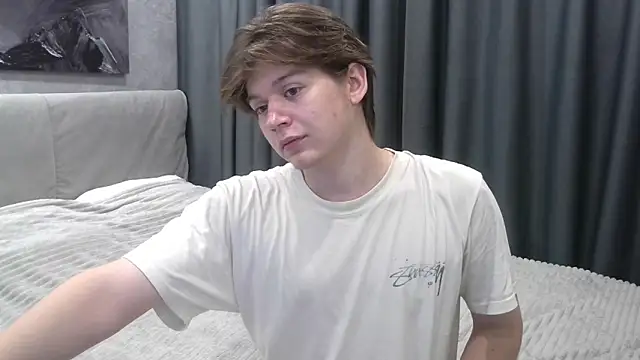 Snapshot of W_N_G_S chatting on 10.04.25 W N G S online show from 10.04.25