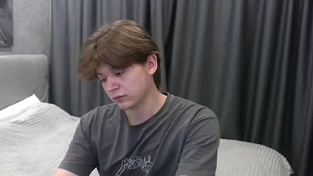 Snapshot of W_N_G_S chatting on 10.06.25 W N G S online show from 10.06.25