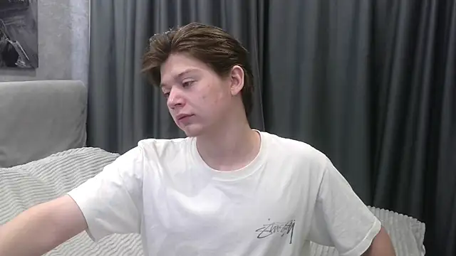 Snapshot of W_N_G_S chatting on 10.08.25 W N G S online show from 10.08.25