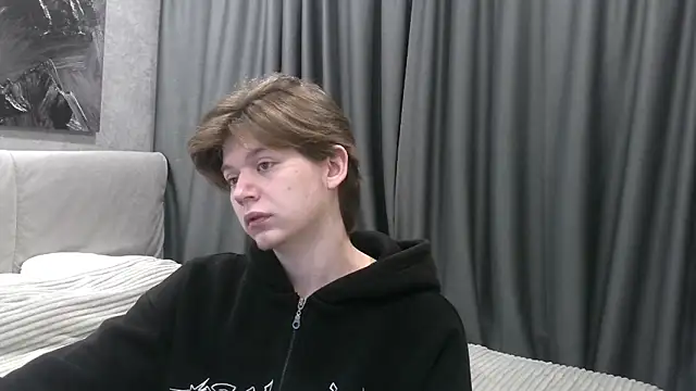 Snapshot of W_N_G_S chatting on 10.09.25 W N G S online show from 10.09.25