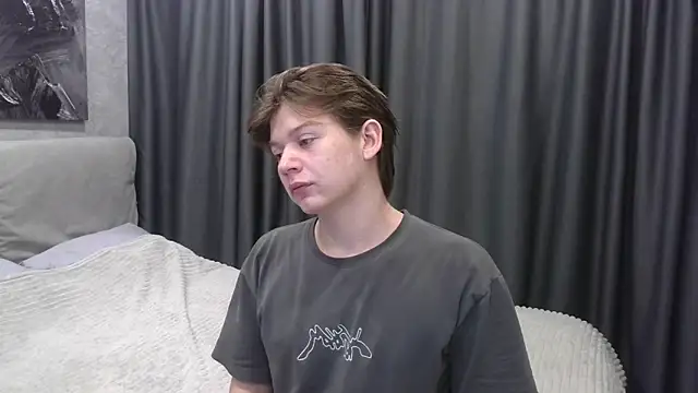 Snapshot of W_N_G_S chatting on 10.10.25 W N G S online show from 10.10.25