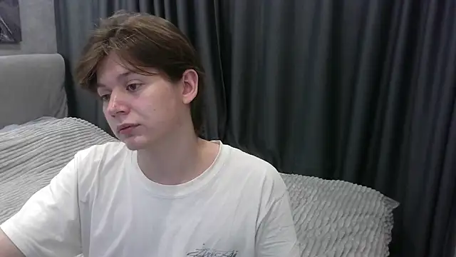 Snapshot of W_N_G_S chatting on 10.16.25 W N G S online show from 10.16.25