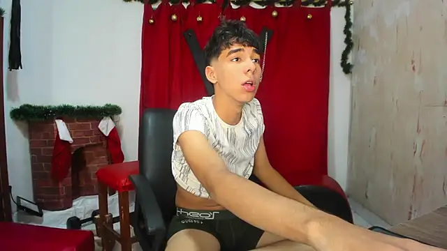 Snapshot of Harry_LatinBoy chatting on 12.10.24 Harry LatinBoy online show from 12.10.24