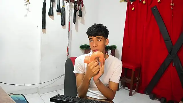 Snapshot of Harry_LatinBoy chatting on 12.19.24 Harry LatinBoy online show from 12.19.24