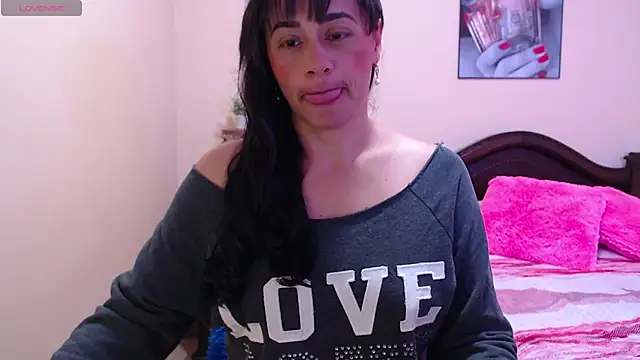 Snapshot of sara_florez1 chatting on 11.15.25 sara florez1 online show from 11.15.25