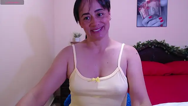 Snapshot of sara_florez1 chatting on 12.14.25 sara florez1 online show from 12.14.25