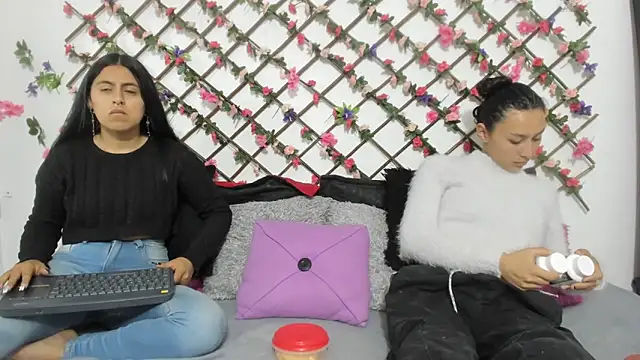 Snapshot of abby_eemily chatting on 02.13.25 abby eemily online show from 02.13.25