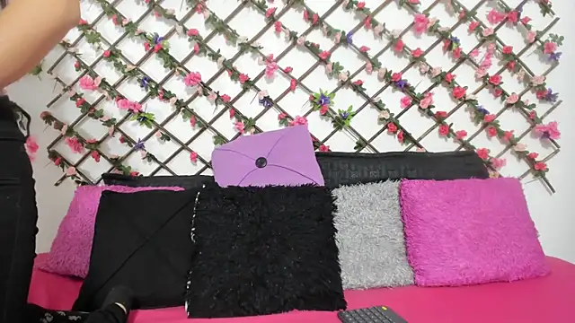 Snapshot of abby_eemily chatting on 03.08.25 abby eemily online show from 03.08.25