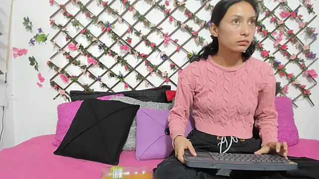 Snapshot of abby_eemily chatting on 03.18.25 abby eemily online show from 03.18.25