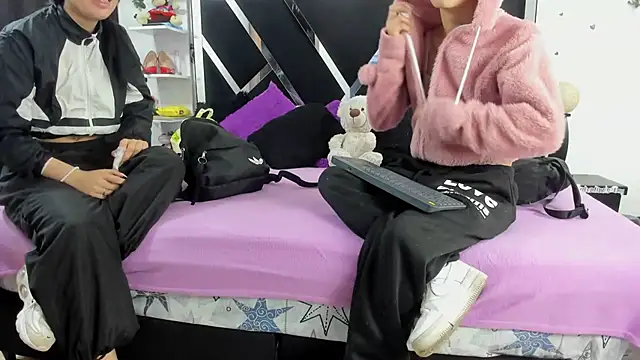 Snapshot of abby_eemily chatting on 10.07.25 abby eemily online show from 10.07.25