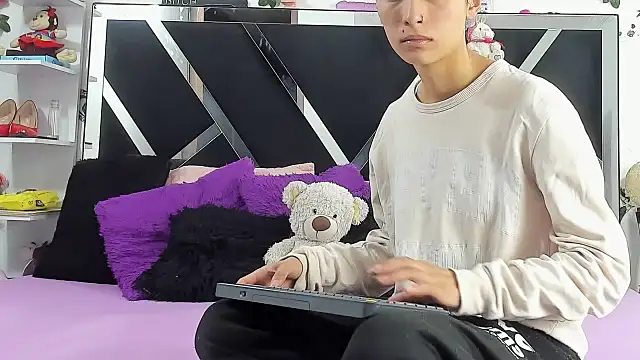 Snapshot of abby_eemily chatting on 10.08.25 abby eemily online show from 10.08.25