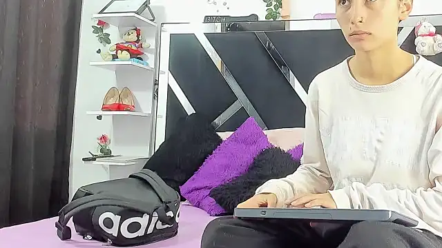 Snapshot of abby_eemily chatting on 10.09.25 abby eemily online show from 10.09.25