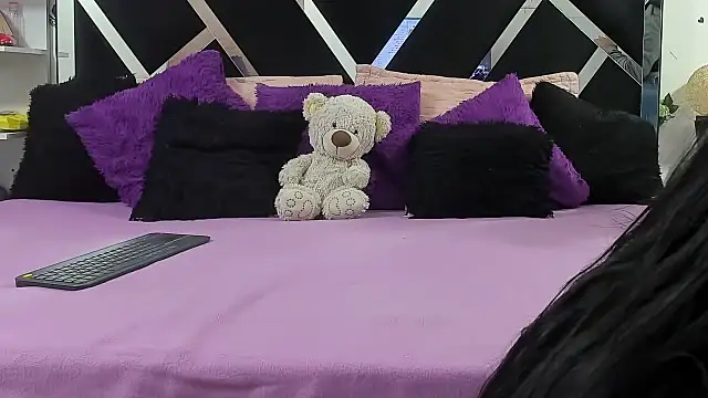 Snapshot of abby_eemily chatting on 10.11.25 abby eemily online show from 10.11.25