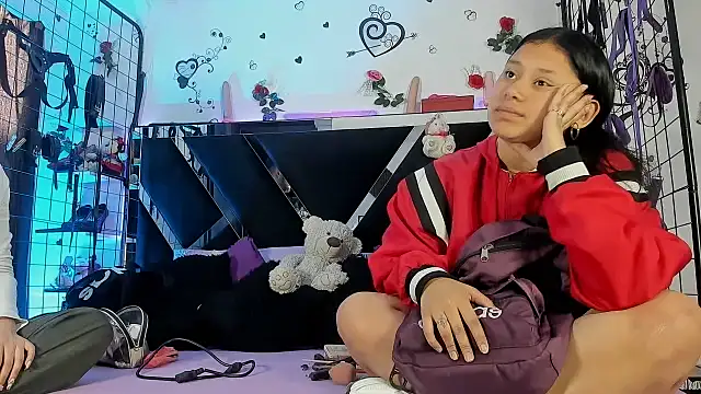 Snapshot of abby_eemily chatting on 11.12.25 abby eemily online show from 11.12.25