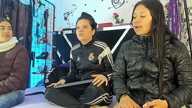 Snapshot of abby_eemily chatting on 12.03.25 abby eemily online show from 12.03.25